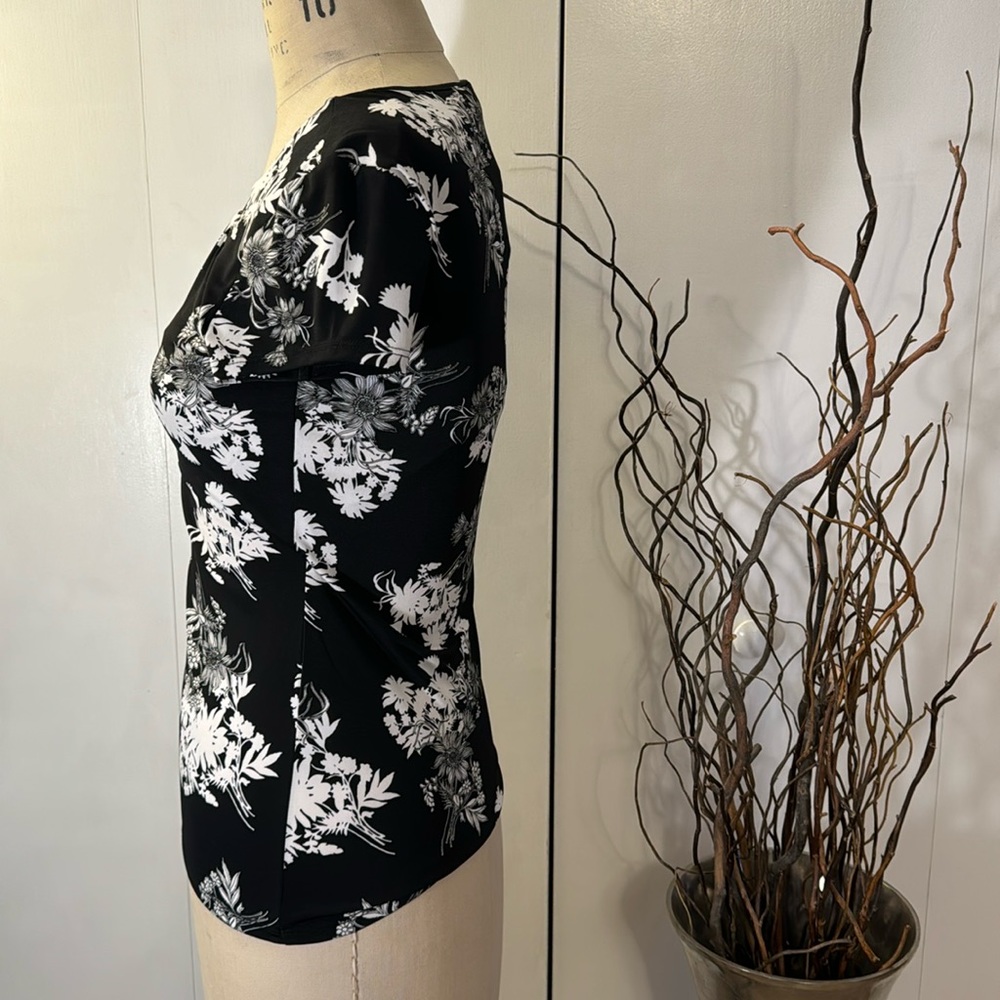 White House Black Market short sleeve floral blouse - Picture 3 of 7